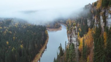 Rusya 'nın Perm Bölgesinin Usva Nehri ve Taş Sütunu üzerinde sabah ve sonbahar sisi hareket ediyor. Zaman Dilimi 4K