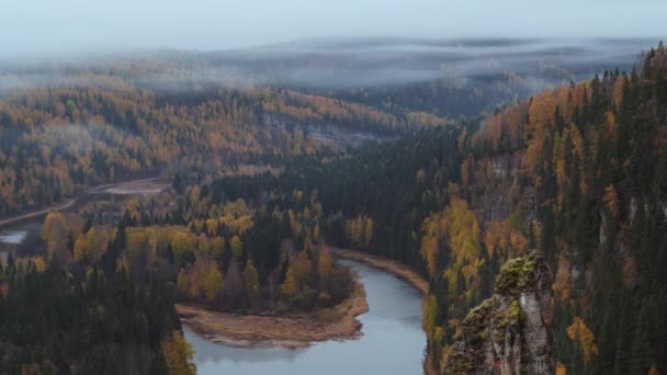 Poranna jesienna mgła poruszająca się nad Wyspą Usvy i pięknym złotym lasem, Perm Region, Rosja. Timelapse 4K — Wideo stockowe