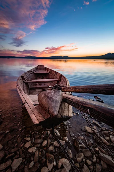 Barco Amarrado Por Lago Bajo Magnífico Cielo Atardecer Foto Alta — Foto de Stock