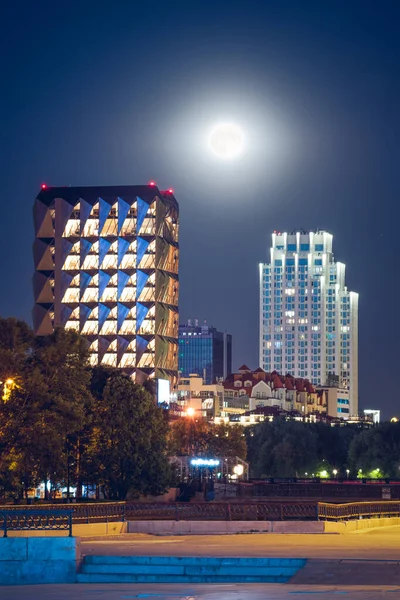 Повний Місяць Нічному Небі Над Сучасними Будівлями Центрі Єкатеринбурга Високоякісна — стокове фото