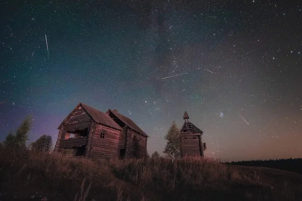 Old Abandoned Wooden Chapel Building Unde Night Sky Full Stars — Stok fotoğraf