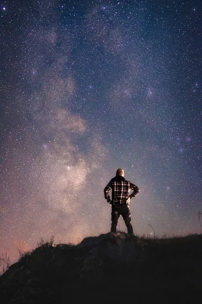 Silhouette of a man against the background of the starry sky and the milky way nebula — Stok fotoğraf