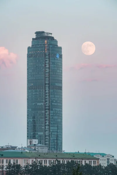 Full Moon Sky Business Center Visotsky Skyscraper Yekaterinburg City — стокове фото