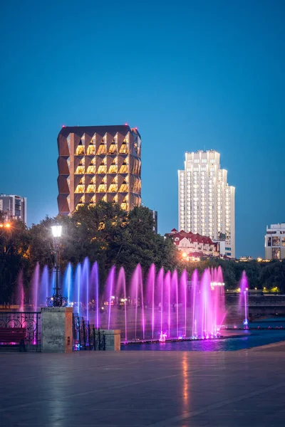 Olored Illuminated Fountains Modern Buildings Center Yekaterinburg City Summer Night — Stockfoto