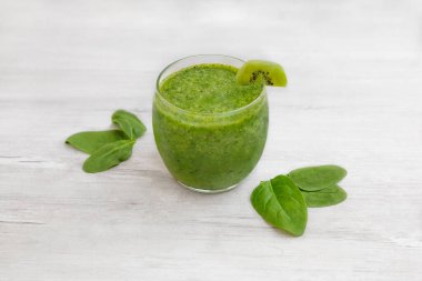 Ispanaklı smoothie. Sağlıklı beslenme ve beslenme, yiyecek ve içecek, vejetaryen, vejetaryen konsepti, sağlıklı yaşam tarzı. Organik malzemeli yeşil meyve püresi, ahşap masada sebzeler.. 