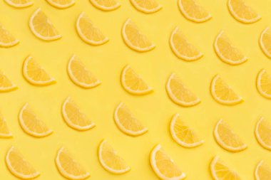 Sarı arka planda yalıtılmış turunçgil meyveleri.