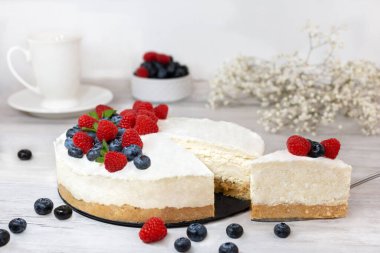 Taze böğürtlenli klasik dilimlenmiş cheesecake - ahududu ve yaban mersini, yakın çekim. Fırında değil, peynirli lezzetli kek.. 