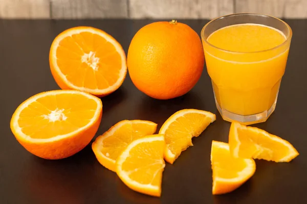 Glas Verse Jus Orange Met Vers Fruit Donkere Tafel — Stockfoto