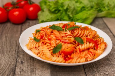 Gri ahşap arka planda İtalyan makarnası. 