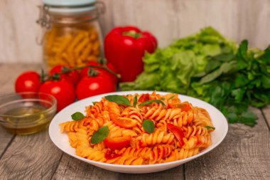 Gri ahşap arka planda İtalyan makarnası. 