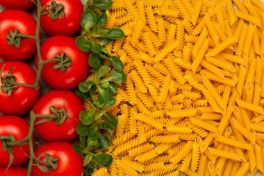 İtalyan makarnası, domates, üst manzara, yemek konsepti.. 