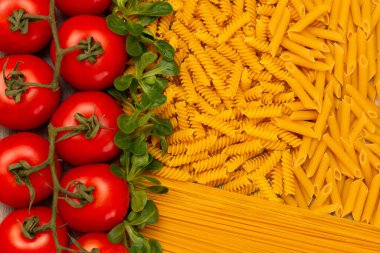 İtalyan makarnası, domates, üst manzara, yemek konsepti.. 