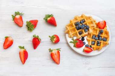 Çilek ve yabanmersinli ev yapımı Belçika waffle 'ı. Meyveli Lezzetli Kahvaltı.