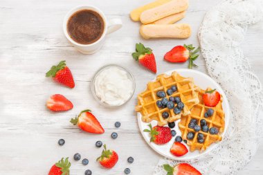 Çilek ve yabanmersinli ev yapımı Belçika waffle 'ı. Meyveli Lezzetli Kahvaltı.