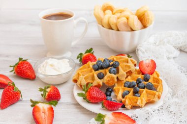 Çilek ve yabanmersinli ev yapımı Belçika waffle 'ı. Meyveli Lezzetli Kahvaltı.