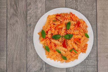 Gri ahşap arka planda İtalyan makarnası.