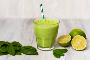 Ispanak, avokado, limon ve ananaslı sağlıklı yeşil smoothie.. 