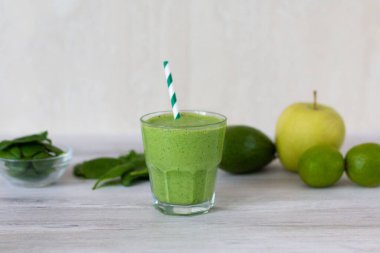 Ispanak, avokado, limon ve ananaslı sağlıklı yeşil smoothie.. 