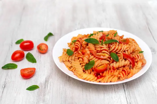 Beyaz ahşap zemin üzerinde İtalyan makarnası. 