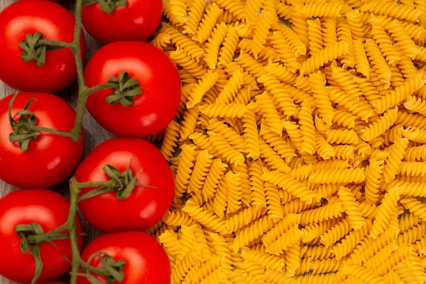İtalyan makarnası, domates, üst manzara, yemek konsepti.. 