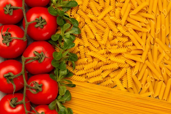 İtalyan makarnası, domates, üst manzara, yemek konsepti.. 