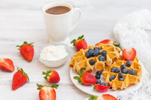 Homemade Belgian Waffles Strawberries Blueberries Delicious Breakfast Berries — Foto de Stock
