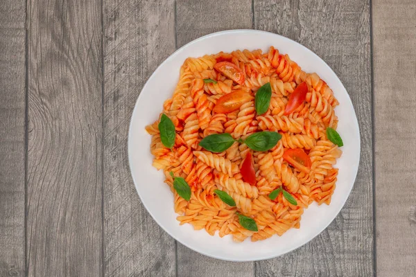 Gri ahşap arka planda İtalyan makarnası.