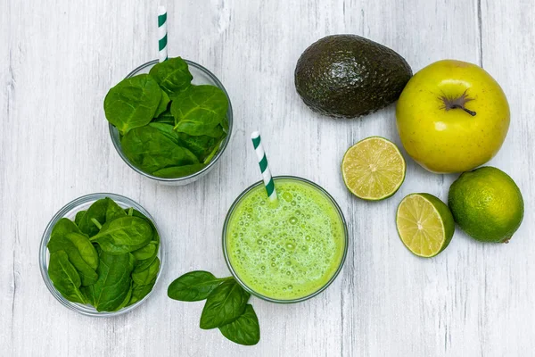 Ispanak, avokado, limon ve ananaslı sağlıklı yeşil smoothie.. 