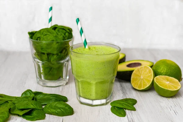 Ispanak, avokado, limon ve ananaslı sağlıklı yeşil smoothie.. 