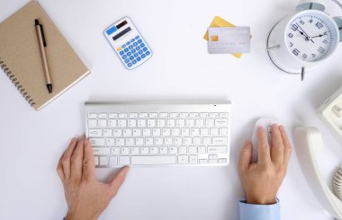 Klavyesi, not defteri ve ofis malzemesi olan ofis masası.