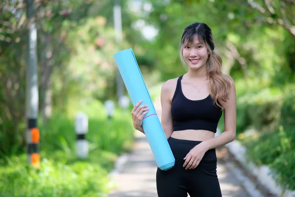 Giovane Donna Che Pratica Yoga Nel Parco — Foto Stock