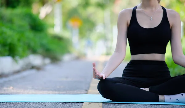 Young Woman Practicing Yoga Park — Stock Photo, Image
