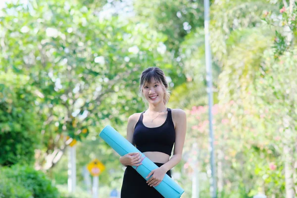 Молодая Женщина Практикующая Йогу Парке — стоковое фото