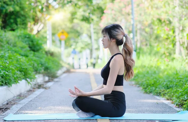 Giovane Donna Che Pratica Yoga Nel Parco — Foto Stock