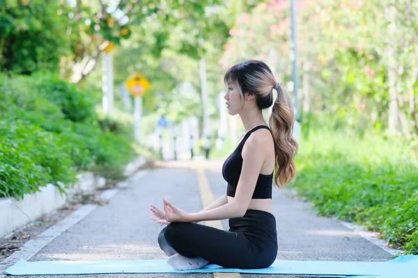 Giovane Donna Che Pratica Yoga Nel Parco — Foto Stock