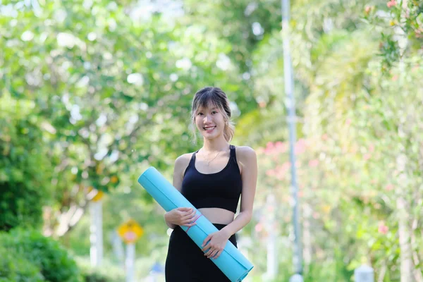 Giovane Donna Che Pratica Yoga Nel Parco — Foto Stock