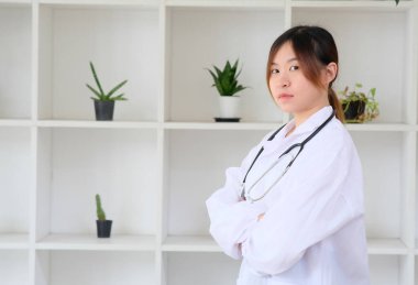 Genç Asyalı kadın doktor stetoskop ile 