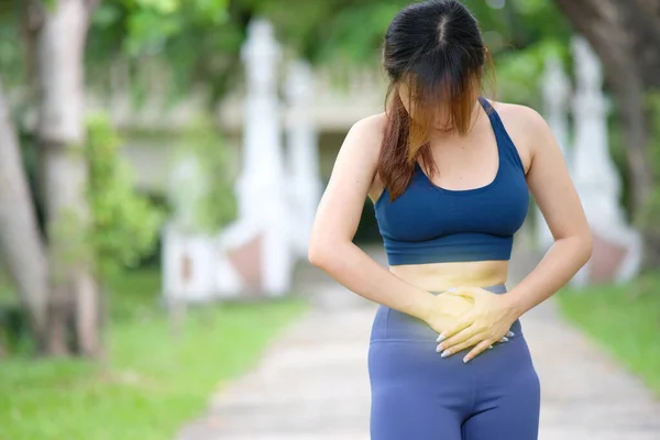 Young Asian Woman Outdoors Wearing Sport Outfit Signs Abdominal Pain — Foto Stock