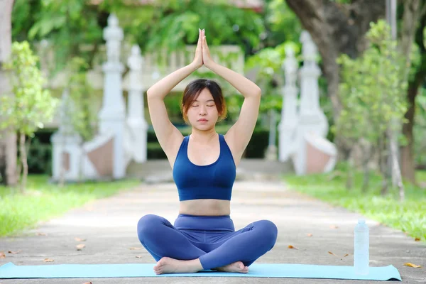 Young Asian Woman Workout Outdoors Park — Zdjęcie stockowe