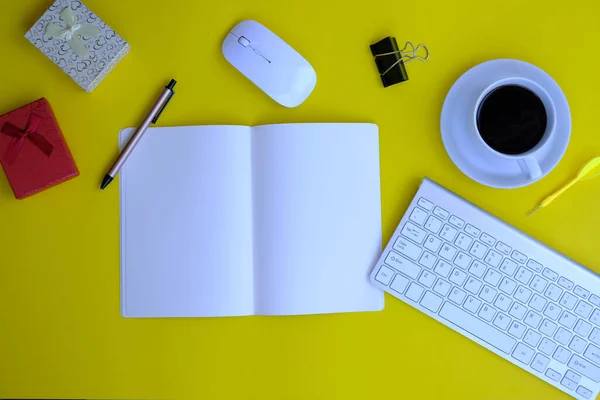 Top View Office Desk Supplies Keyboard Coffee Cup Pen Yellow — Stockfoto