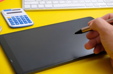 İş kavramı. Tablet kullanan adam 