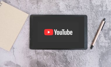 İş konsepti. ekranda metin olan tablet