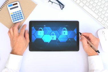 İş konsepti. Ekranda asma kilitli tablet kullanan adam