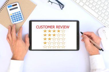 İş konsepti. Adam ekranda metin olan tablet ve akıllı telefon kullanıyor
