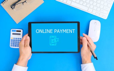 İş kavramı. Tablet kullanan adam 