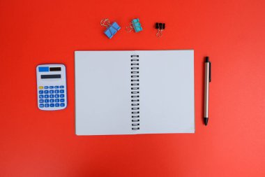 Renkli arkaplan üzerinde sabit ögeler 