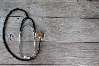 Steteskop ahşap masada. Üst görünüm, düz uzanma