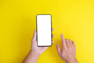 metin için alanı olan renkli arkaplan üzerinde akıllı telefon