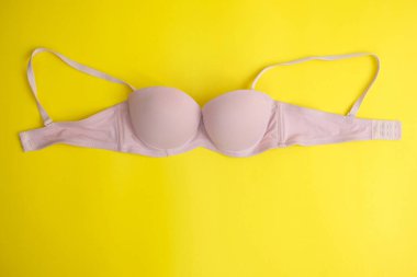 Sarı arka planda güzel sutyen