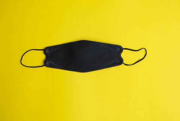 Máscara Protectora Negro Sobre Fondo Amarillo —  Fotos de Stock